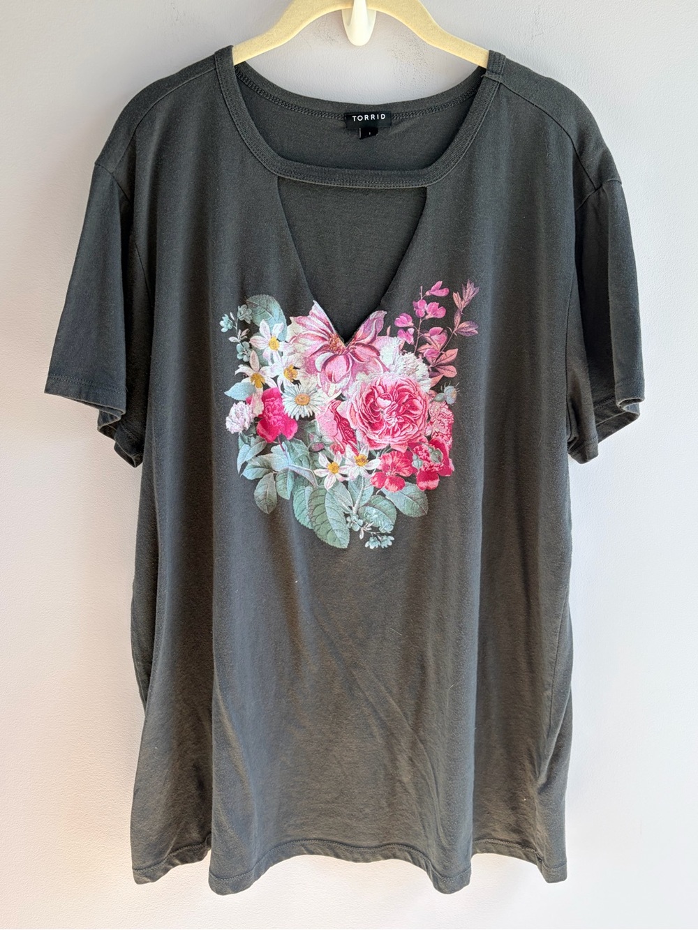 Torrid Cutout Choker Neck T Shirt Dark Grey Pink Floral Rose Peony V Neck EUC L